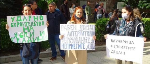 Родители на протест, искат оставка на Фандъкова